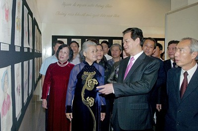 Thủ tướng Nguyễn Tấn Dũng thăm triển lãm “Nét vẽ tri ân”  - ảnh 1